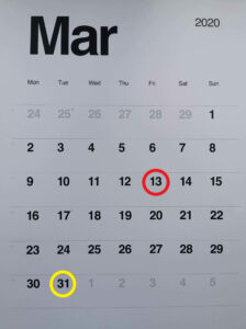 widok kartki z kalendarza z marca 2020 z zaznaczoną na czerwoną datą 13 marca czyli wejścia w życie specustawy i na żółto 31 marca czyli dnia podpisania specustawy